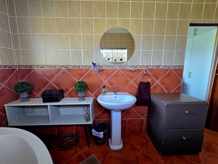 4 Bedroom Property for Sale in Paradise Beach Eastern Cape